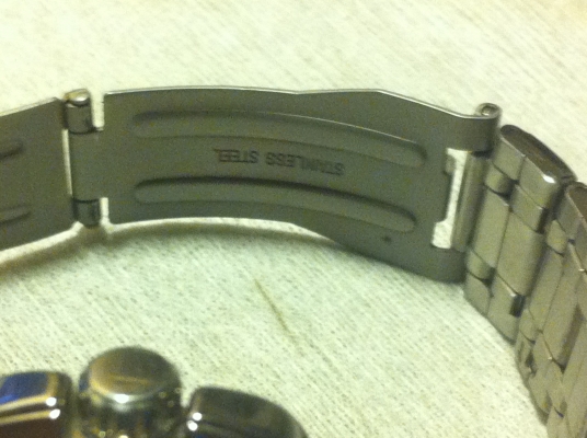 นาฬิกาข้อมือ CASIO หน้าปัดสีดำ ตัวเลขสีขาว มีบอกวันที่ กันน้ำลึก 50 ม.