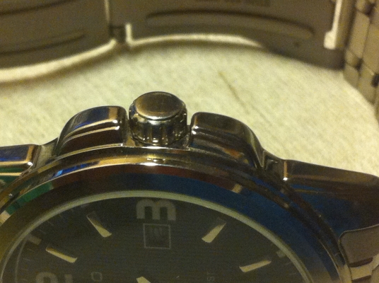 นาฬิกาข้อมือ CASIO หน้าปัดสีดำ ตัวเลขสีขาว มีบอกวันที่ กันน้ำลึก 50 ม.