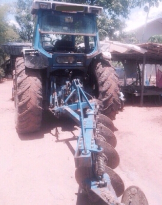 FORD 8210 - 2 เพลา 85 แรง รถสวยสภาพดีพร้อมใช้งานได้เลยครับ อุปกรณ์มีครบพร้อม มีใบดันหน้า ผานพรวนดิน 4  เครื่องยนต์ 6 สูบเดิมแน่นดีแรงดีไม่เยิ้ม ระบบเกียร์เดินหน้าถอยหลังใช้งานได้ดีไม่มีปัญหา ช่วงล่างใหญ่แน่นหนึบดี ยางสภาพดีประมาณ 60\% พร้อมใช้งาน เอกสารทะเ