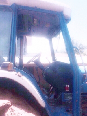 FORD 8210 - 2 เพลา 85 แรง รถสวยสภาพดีพร้อมใช้งานได้เลยครับ อุปกรณ์มีครบพร้อม มีใบดันหน้า ผานพรวนดิน 4  เครื่องยนต์ 6 สูบเดิมแน่นดีแรงดีไม่เยิ้ม ระบบเกียร์เดินหน้าถอยหลังใช้งานได้ดีไม่มีปัญหา ช่วงล่างใหญ่แน่นหนึบดี ยางสภาพดีประมาณ 60\% พร้อมใช้งาน เอกสารทะเ