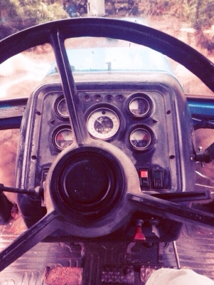 FORD 8210 - 2 เพลา 85 แรง รถสวยสภาพดีพร้อมใช้งานได้เลยครับ อุปกรณ์มีครบพร้อม มีใบดันหน้า ผานพรวนดิน 4  เครื่องยนต์ 6 สูบเดิมแน่นดีแรงดีไม่เยิ้ม ระบบเกียร์เดินหน้าถอยหลังใช้งานได้ดีไม่มีปัญหา ช่วงล่างใหญ่แน่นหนึบดี ยางสภาพดีประมาณ 60\% พร้อมใช้งาน เอกสารทะเ