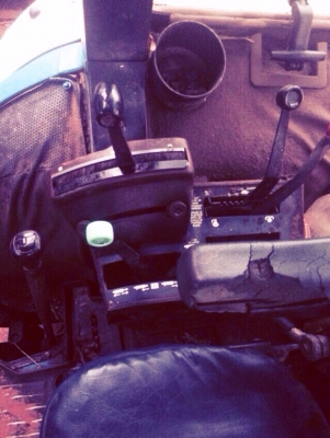 FORD 8210 - 2 เพลา 85 แรง รถสวยสภาพดีพร้อมใช้งานได้เลยครับ อุปกรณ์มีครบพร้อม มีใบดันหน้า ผานพรวนดิน 4  เครื่องยนต์ 6 สูบเดิมแน่นดีแรงดีไม่เยิ้ม ระบบเกียร์เดินหน้าถอยหลังใช้งานได้ดีไม่มีปัญหา ช่วงล่างใหญ่แน่นหนึบดี ยางสภาพดีประมาณ 60\% พร้อมใช้งาน เอกสารทะเ