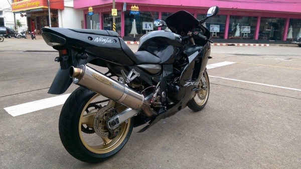 ขายคับ KAWASAKI NINJA ZX12R1200cc ปี2001ระบบหัวฉีด อินวอยส์ สรรพสามิตร ท่อแต่ง เดิมๆ สีสวย ยางหน้าหลังเต็ม เครื่องแน่นมากคับ รับแลกเทรินน์ ราคา 108000 บาท สนใจติดต่อ 081-0578282 คับ ส่งได้ทั่วไทยคับ สนใจติดต่อ 081-0578282 FACEBOOK POP BIGBIKE SAKONNAKHON