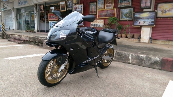 ขายคับ KAWASAKI NINJA ZX12R1200cc ปี2001ระบบหัวฉีด อินวอยส์ สรรพสามิตร ท่อแต่ง เดิมๆ สีสวย ยางหน้าหลังเต็ม เครื่องแน่นมากคับ รับแลกเทรินน์ ราคา 108000 บาท สนใจติดต่อ 081-0578282 คับ ส่งได้ทั่วไทยคับ สนใจติดต่อ 081-0578282 FACEBOOK POP BIGBIKE SAKONNAKHON