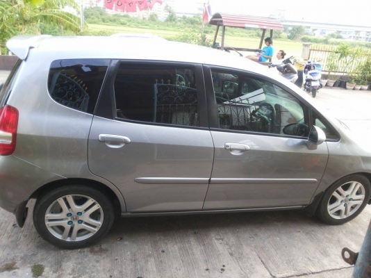 ขายHonda Jazz ปี2005 เกียร์ออโต้7สปีด รถมือเดียว 215,000 ราคาต่อลองได้0843545593