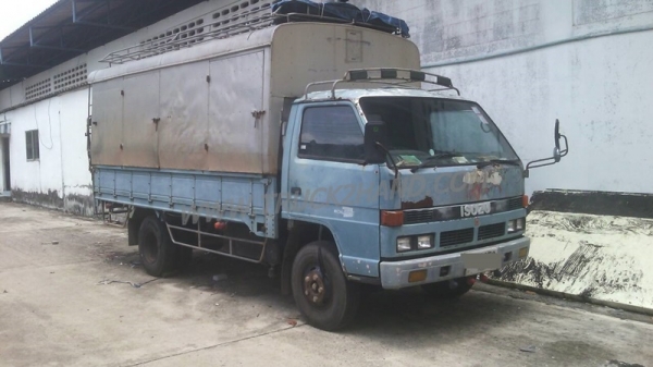 ISUZU Npr กระบะคาร์โก้ ยางเรเดียนใหม่6เส้น พรัอมโครงหลังคา คัชซีสวยตลอดเส้น ล้อ5น้อต แอร์ พวงมาลัยพาวเวอร์ หัวเก่งมีผุนิดหน่อย ภาษีไม่ขาด