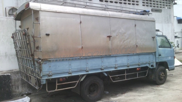 ISUZU Npr กระบะคาร์โก้ ยางเรเดียนใหม่6เส้น พรัอมโครงหลังคา คัชซีสวยตลอดเส้น ล้อ5น้อต แอร์ พวงมาลัยพาวเวอร์ หัวเก่งมีผุนิดหน่อย ภาษีไม่ขาด