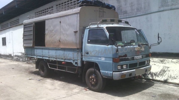 ISUZU Npr กระบะคาร์โก้ ยางเรเดียนใหม่6เส้น พรัอมโครงหลังคา คัชซีสวยตลอดเส้น ล้อ5น้อต แอร์ พวงมาลัยพาวเวอร์ หัวเก่งมีผุนิดหน่อย ภาษีไม่ขาด