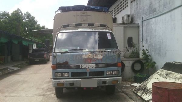 ISUZU Npr กระบะคาร์โก้ ยางเรเดียนใหม่6เส้น พรัอมโครงหลังคา คัชซีสวยตลอดเส้น ล้อ5น้อต แอร์ พวงมาลัยพาวเวอร์ หัวเก่งมีผุนิดหน่อย ภาษีไม่ขาด