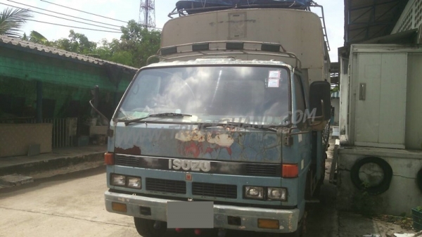 ISUZU Npr กระบะคาร์โก้ ยางเรเดียนใหม่6เส้น พรัอมโครงหลังคา คัชซีสวยตลอดเส้น ล้อ5น้อต แอร์ พวงมาลัยพาวเวอร์ หัวเก่งมีผุนิดหน่อย ภาษีไม่ขาด