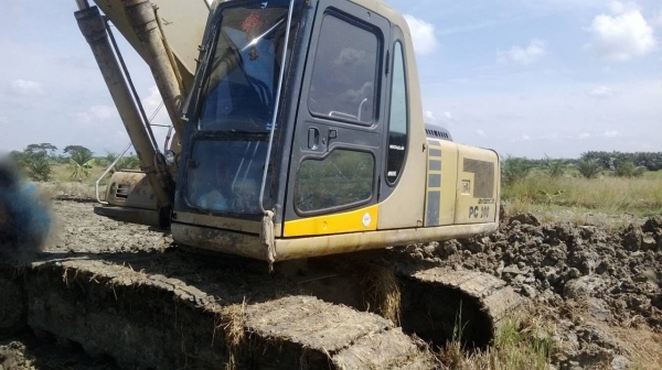 รถแบคโฮ KOMATSU PC - 200 - 6 สนใจติดต่อ 081 - 6079515 รถแบคโฮ KOMATSU PC - 200 - 6 สนใจติดต่อ 081 - 6079515