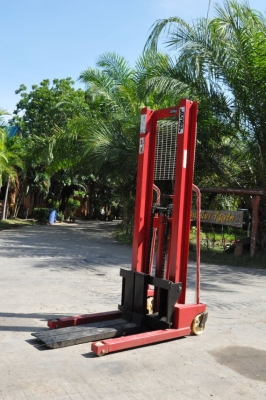 ขายแฮนด์ลิฟต์ ยก2ตัน เสาสูง2เมตร เปิดตู้ติดมา1ตัว 18,000 เท่านั้น