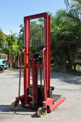 ขายแฮนด์ลิฟต์ ยก2ตัน เสาสูง2เมตร เปิดตู้ติดมา1ตัว 18,000 เท่านั้น