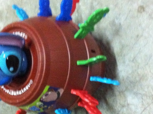 เกมเสียบดาบเข้าถัง ขนาดใหญ่ เสียบโดนจะทำให้ตุกตากระโดดออกมาจากถัง