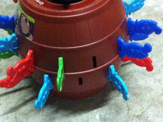 เกมเสียบดาบเข้าถัง ขนาดใหญ่ เสียบโดนจะทำให้ตุกตากระโดดออกมาจากถัง