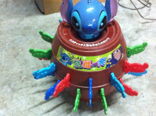 เกมเสียบดาบเข้าถัง ขนาดใหญ่ เสียบโดนจะทำให้ตุกตากระโดดออกมาจากถัง