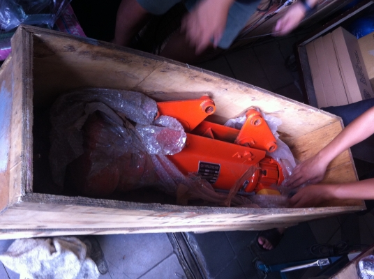 เครนสลิงไฟฟ้า 3 เฟส ตัวใหญ่มาก ยกของขนาด 1 ตัน พร้อมลูกล้อเลือนบนคานด้วยไฟ้า 1 ตัว