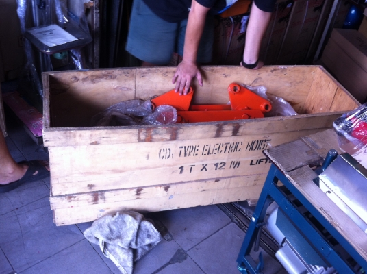 เครนสลิงไฟฟ้า 3 เฟส ตัวใหญ่มาก ยกของขนาด 1 ตัน พร้อมลูกล้อเลือนบนคานด้วยไฟ้า 1 ตัว