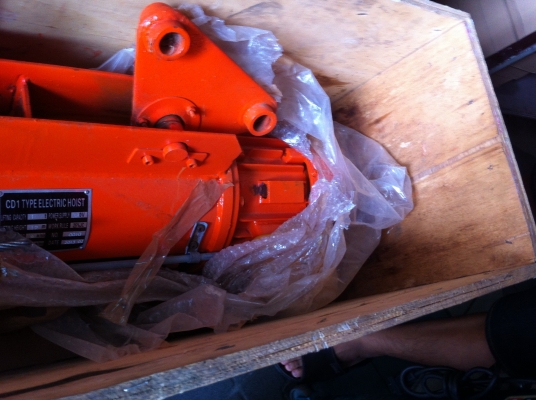 เครนสลิงไฟฟ้า 3 เฟส ตัวใหญ่มาก ยกของขนาด 1 ตัน พร้อมลูกล้อเลือนบนคานด้วยไฟ้า 1 ตัว