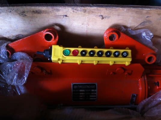 เครนสลิงไฟฟ้า 3 เฟส ตัวใหญ่มาก ยกของขนาด 1 ตัน พร้อมลูกล้อเลือนบนคานด้วยไฟ้า 1 ตัว