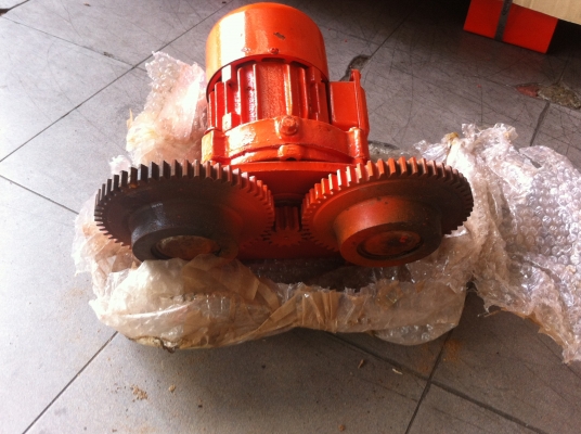 เครนสลิงไฟฟ้า 3 เฟส ตัวใหญ่มาก ยกของขนาด 1 ตัน พร้อมลูกล้อเลือนบนคานด้วยไฟ้า 1 ตัว