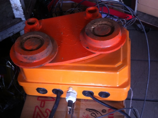 เครนสลิงไฟฟ้า 3 เฟส ตัวใหญ่มาก ยกของขนาด 1 ตัน พร้อมลูกล้อเลือนบนคานด้วยไฟ้า 1 ตัว