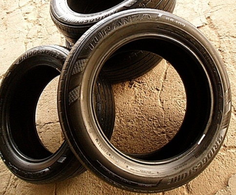 ยางขอบ17 บริดสโตน215-55 R17ลงพื้นปลายปี14(4เส้น4,900บ)นิ่มๆ สดมาก