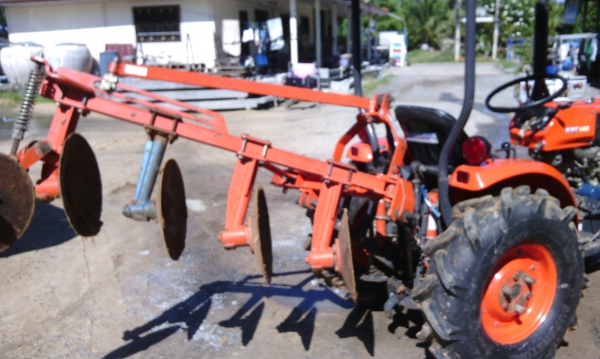 ขายคูโบต้า KRT 14 แรง สวยๆ 196 ชม.ชื้ิอไปใช้ได้เลยครับ อุปกรณ์ 3 อย่าง ใบดัน หาง 4 ล้อเหล็กกันจม