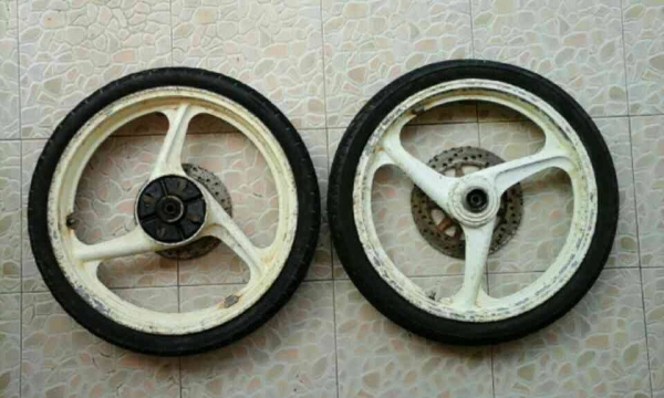ขายล้อแม็ก yamaha เทียร่า สีขาว 1 คู่ 4600 บาท พร้อมส่งคับ ขายล้อแม็ก yamaha เทียร่า สีขาว 1 คู่ 4600 บาท พร้อมส่งคับ