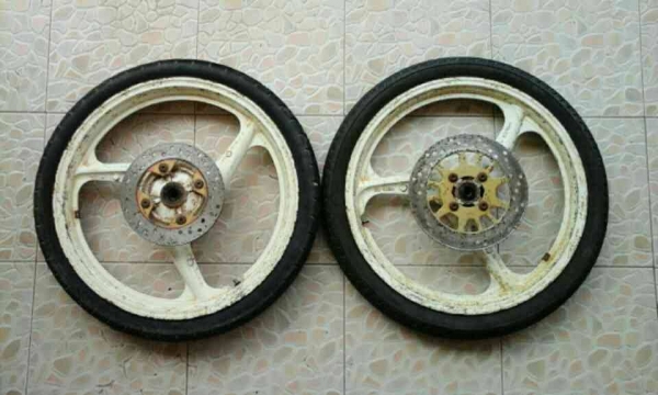 ขายล้อแม็ก yamaha เทียร่า สีขาว 1 คู่ 4600 บาท พร้อมส่งคับ ขายล้อแม็ก yamaha เทียร่า สีขาว 1 คู่ 4600 บาท พร้อมส่งคับ