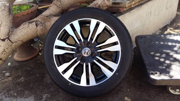 ขายล้อแม็กเดิม city 16" พร้อมยางงปี15 สนใจติดต่อเล็กคลองสามครับ 081-3747940