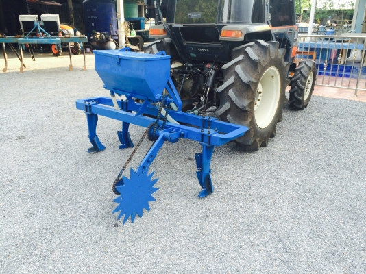 ขายเครื่องทำรุ่นใส่ปุ๋ยอ้อย-ข้าวโพดสภาพพร้อมใช้งาน