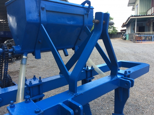 ขายเครื่องทำรุ่นใส่ปุ๋ยอ้อย-ข้าวโพดสภาพพร้อมใช้งาน