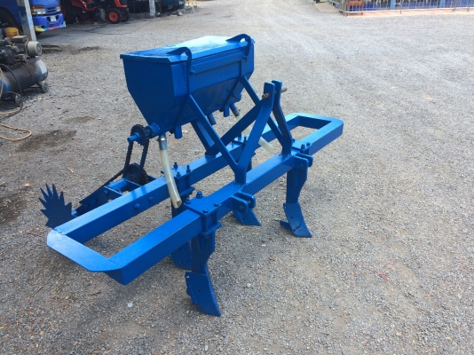 ขายเครื่องทำรุ่นใส่ปุ๋ยอ้อย-ข้าวโพดสภาพพร้อมใช้งาน