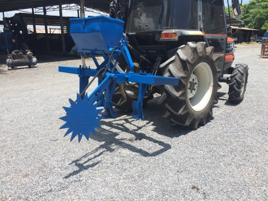 ขายเครื่องทำรุ่นใส่ปุ๋ยอ้อย-ข้าวโพดสภาพพร้อมใช้งาน