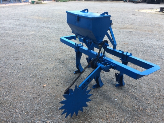 ขายเครื่องทำรุ่นใส่ปุ๋ยอ้อย-ข้าวโพดสภาพพร้อมใช้งาน