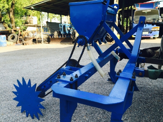 ขายเครื่องทำรุ่นใส่ปุ๋ยอ้อย-ข้าวโพดสภาพพร้อมใช้งาน