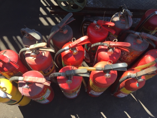 ขายถังดับเพลิง17ถัง ตามสภาพมีที่ยังไม่ใช้ก็มีครับ เหมา17ใบราคา 5,500บาท