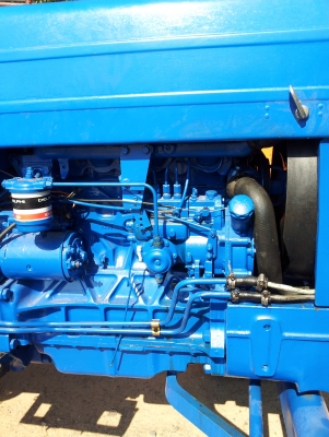 รถไถ Ford  เพลาเดียวเก่านอก มาปรับปรุงทำสีใหม่ เช็คเครื่องเรียบร้อย สภาพพร้อมใช้ งาน