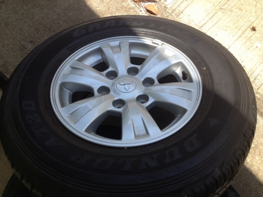 ขายล้อแม็ก Mitsubishi triton ขอบ 16 พร้อมยาง Dunlop 245 70 16 ปี 13