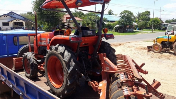 ขายรถไถkubota L3608 อุปกรณ์ โรตารี่ ใบมีด ผานหลัง คาด ตราช้าง ใช้งานน้อย 2พัน ชม. ใช้งานมือเดียว ปลายปี53 สภาพพร้อมใช้งาน พร้อมลงลุยงาน ขายรถไถkubota L3608 อุปกรณ์ โรตารี่ ใบมีด ผานหลัง คาด ตราช้าง ใช้งานน้อย 2พัน ชม. ใช้งานมือเดียว ปลายปี53 สภาพพร้อมใช้งาน พร้อมลงลุยงาน