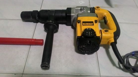 เครื่องสกัดคอนกรีตไฟฟ้า ดีวอลล์ รุ่น 25580k  สภาพดีผ่านการใช้งานมาน้อยพร้อมใช้งาน