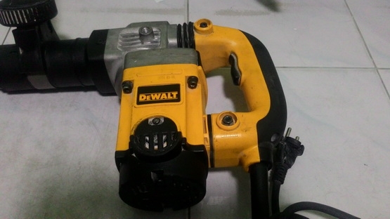 เครื่องสกัดคอนกรีตไฟฟ้า ดีวอลล์ รุ่น 25580k  สภาพดีผ่านการใช้งานมาน้อยพร้อมใช้งาน