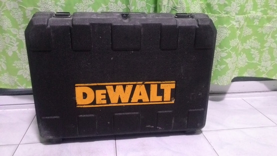 เครื่องสกัดคอนกรีตไฟฟ้า ดีวอลล์ รุ่น 25580k  สภาพดีผ่านการใช้งานมาน้อยพร้อมใช้งาน