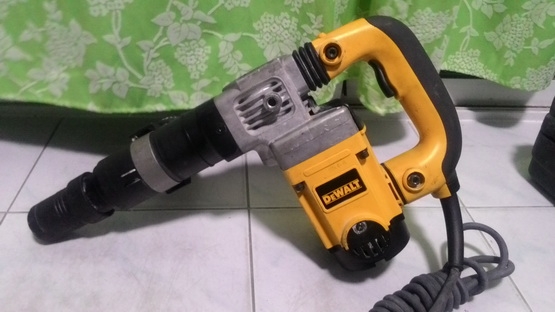 เครื่องสกัดคอนกรีตไฟฟ้า ดีวอลล์ รุ่น 25580k  สภาพดีผ่านการใช้งานมาน้อยพร้อมใช้งาน