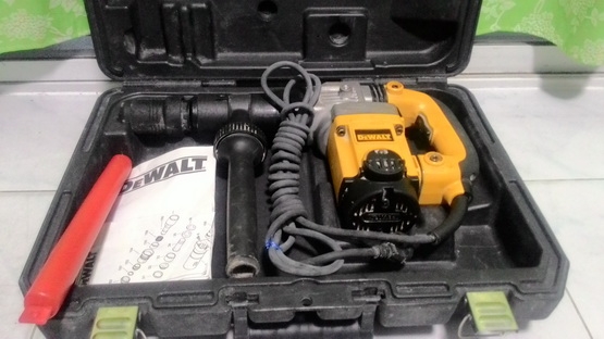 เครื่องสกัดคอนกรีตไฟฟ้า ดีวอลล์ รุ่น 25580k  สภาพดีผ่านการใช้งานมาน้อยพร้อมใช้งาน