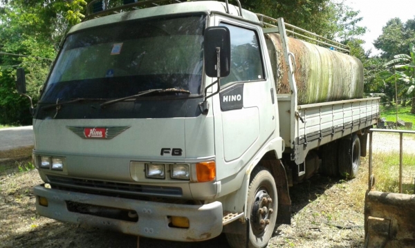 รถฮีโน่  6 ล้อ บรรทุกน้ำยาง  FB2W / 120 แรงม้า. ปี 37     สนใจติดต่อ  081 - 6079515