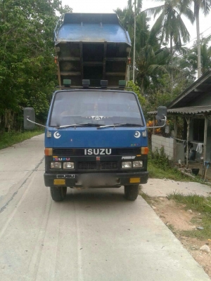รถอีซุซุ 6 ล้อดั้ม NKR 100 แรงม้า.  ปี 47.  สนใจติดต่อ  081 - 6079515