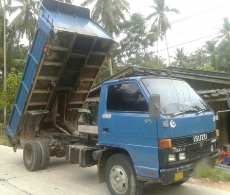 รถอีซุซุ 6 ล้อดั้ม NKR 100 แรงม้า.  ปี 47.  สนใจติดต่อ  081 - 6079515