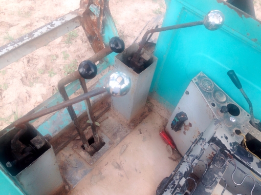 KOBELCO K905 รถเครื่องเดิมปั๊มเดิมแห้งดีแรงดีทำงานไม่โหลด ภายในเก๋งอุปกรณ์ครบพร้อม ภายนอกบอดี้เดิมๆบูมอาร์มสวยไม่มีปะไม่มีดาม ซีลกระบอกไม่แตกเยิ้มแห้งดีมากๆครับ ช่วงล่างใหญ่ เฟลมสวยไม่มีผุ โซ่บูทใบแทรกสภาพดีประมาณ 60\% พร้อมใช้งาน เอกสารสัญญาซื้อขา